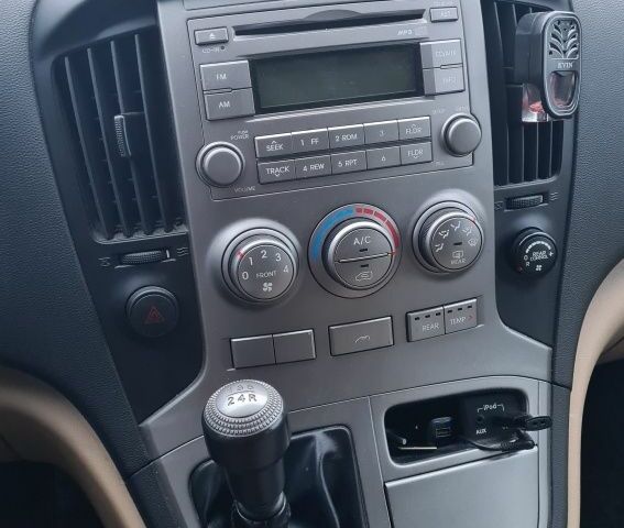 Белый Хендай Н1 (Старекс), объемом двигателя 2.5 л и пробегом 85 тыс. км за 17000 $, фото 6 на Automoto.ua