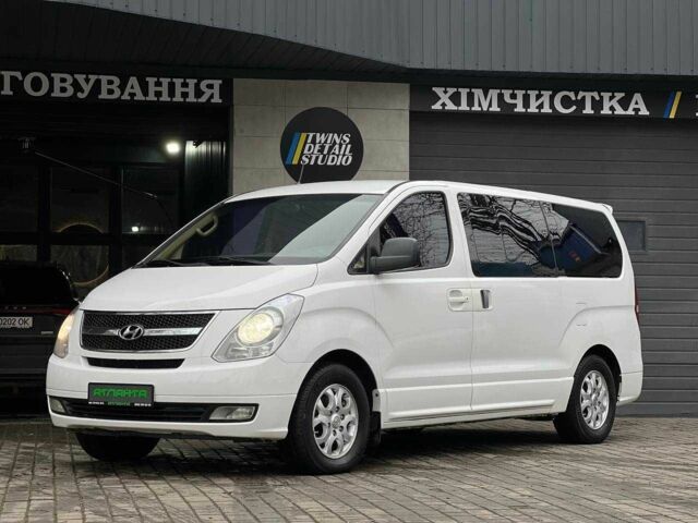 Белый Хендай Н1 (Старекс), объемом двигателя 2.5 л и пробегом 235 тыс. км за 10900 $, фото 1 на Automoto.ua