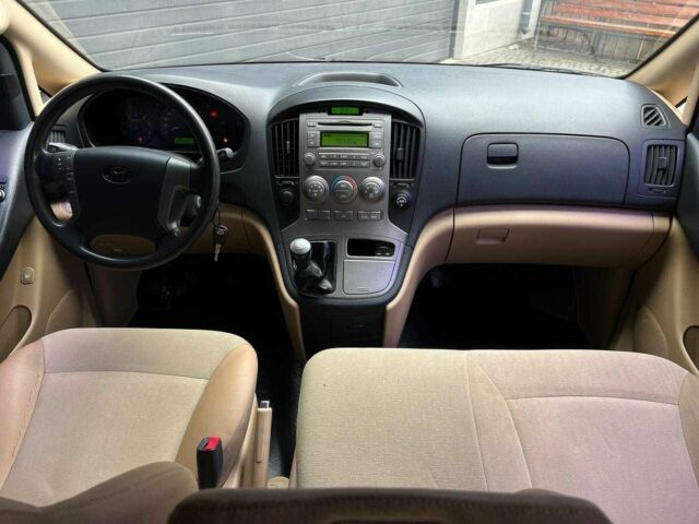 Белый Хендай Н1 (Старекс), объемом двигателя 2.5 л и пробегом 235 тыс. км за 10900 $, фото 18 на Automoto.ua