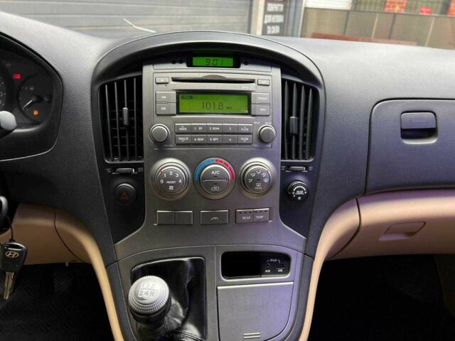 Белый Хендай Н1 (Старекс), объемом двигателя 2.5 л и пробегом 235 тыс. км за 10900 $, фото 20 на Automoto.ua