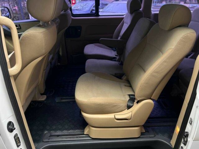 Белый Хендай Н1 (Старекс), объемом двигателя 2.5 л и пробегом 235 тыс. км за 10900 $, фото 12 на Automoto.ua