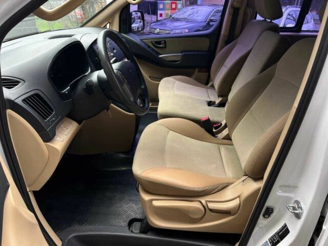 Белый Хендай Н1 (Старекс), объемом двигателя 2.5 л и пробегом 235 тыс. км за 10900 $, фото 10 на Automoto.ua