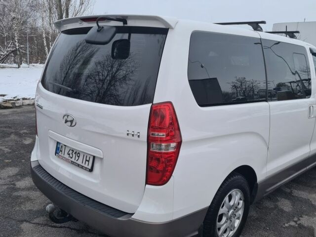 Белый Хендай Н1 (Старекс), объемом двигателя 2.5 л и пробегом 85 тыс. км за 17000 $, фото 2 на Automoto.ua