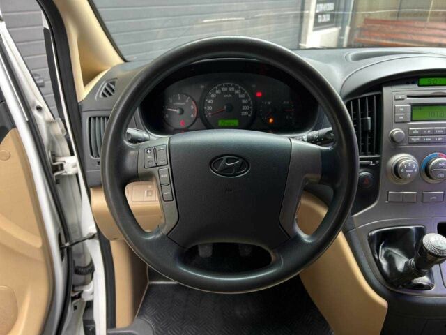 Белый Хендай Н1 (Старекс), объемом двигателя 2.5 л и пробегом 235 тыс. км за 10900 $, фото 19 на Automoto.ua