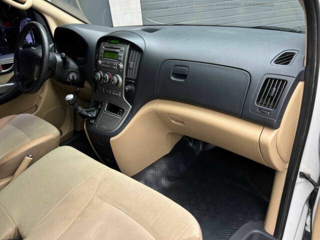 Белый Хендай Н1 (Старекс), объемом двигателя 2.5 л и пробегом 235 тыс. км за 10900 $, фото 15 на Automoto.ua