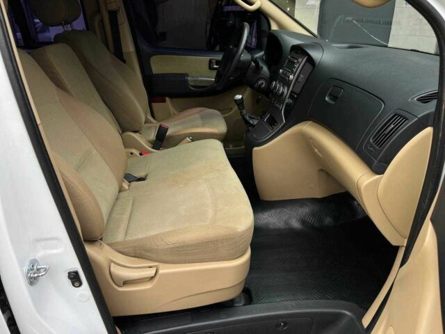 Белый Хендай Н1 (Старекс), объемом двигателя 2.5 л и пробегом 235 тыс. км за 10900 $, фото 14 на Automoto.ua