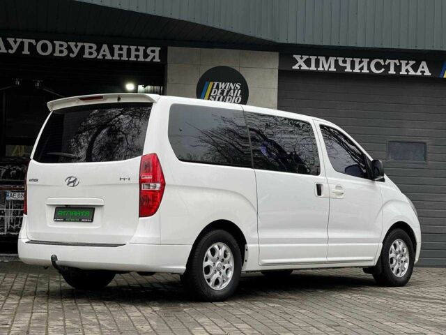 Белый Хендай Н1 (Старекс), объемом двигателя 2.5 л и пробегом 235 тыс. км за 10900 $, фото 9 на Automoto.ua