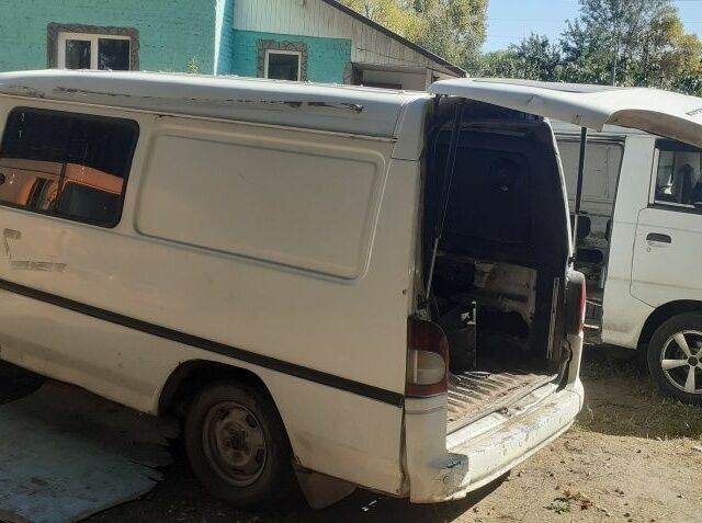 Белый Хендай Н1 (Старекс), объемом двигателя 2.5 л и пробегом 200 тыс. км за 2602 $, фото 2 на Automoto.ua