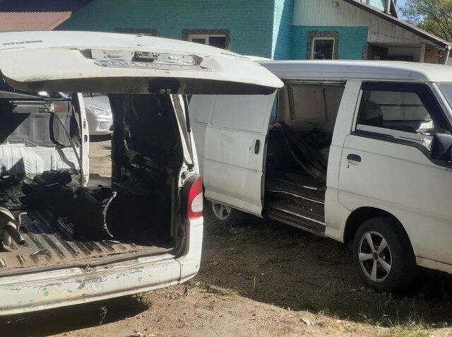 Белый Хендай Н1 (Старекс), объемом двигателя 2.5 л и пробегом 200 тыс. км за 2602 $, фото 3 на Automoto.ua