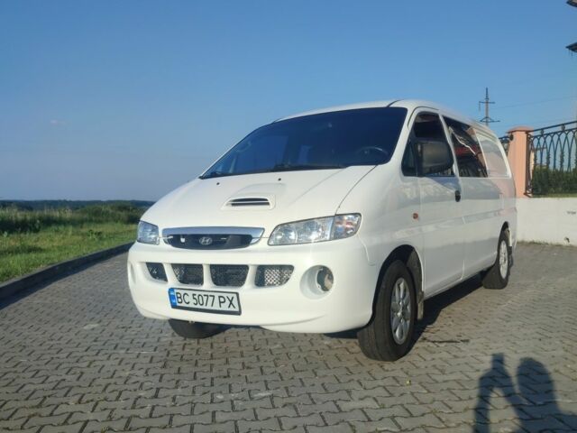 Белый Хендай Н1 (Старекс), объемом двигателя 2.5 л и пробегом 250 тыс. км за 4650 $, фото 1 на Automoto.ua