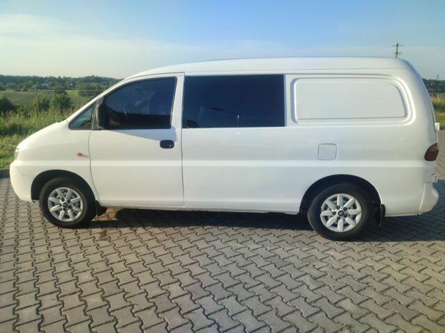 Белый Хендай Н1 (Старекс), объемом двигателя 2.5 л и пробегом 250 тыс. км за 4650 $, фото 15 на Automoto.ua