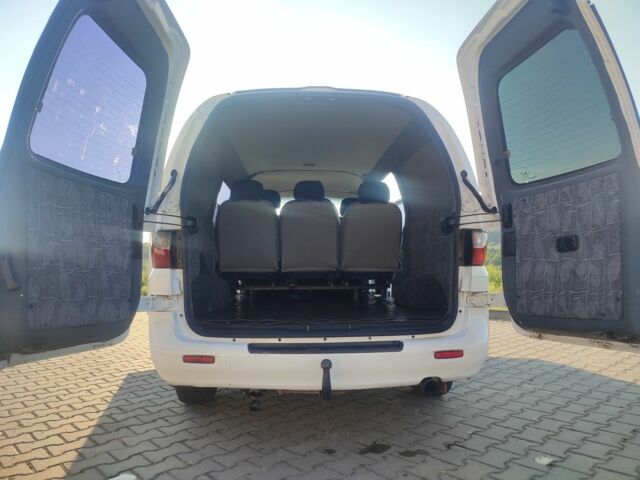 Белый Хендай Н1 (Старекс), объемом двигателя 2.5 л и пробегом 250 тыс. км за 4650 $, фото 6 на Automoto.ua