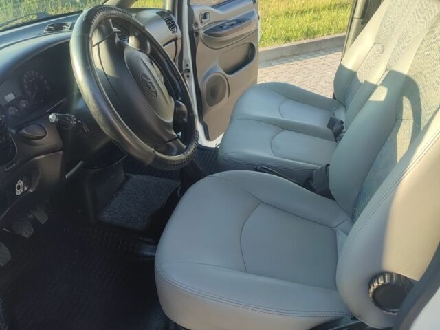 Белый Хендай Н1 (Старекс), объемом двигателя 2.5 л и пробегом 250 тыс. км за 4650 $, фото 2 на Automoto.ua