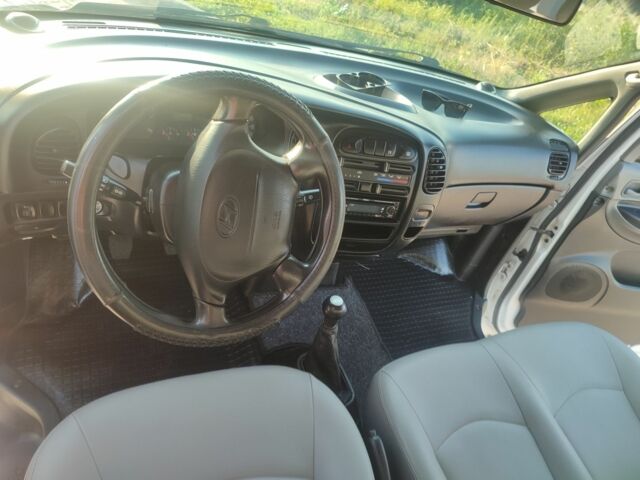 Белый Хендай Н1 (Старекс), объемом двигателя 2.5 л и пробегом 250 тыс. км за 4650 $, фото 13 на Automoto.ua