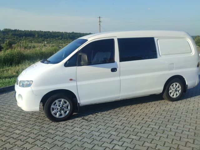 Белый Хендай Н1 (Старекс), объемом двигателя 2.5 л и пробегом 250 тыс. км за 4650 $, фото 4 на Automoto.ua