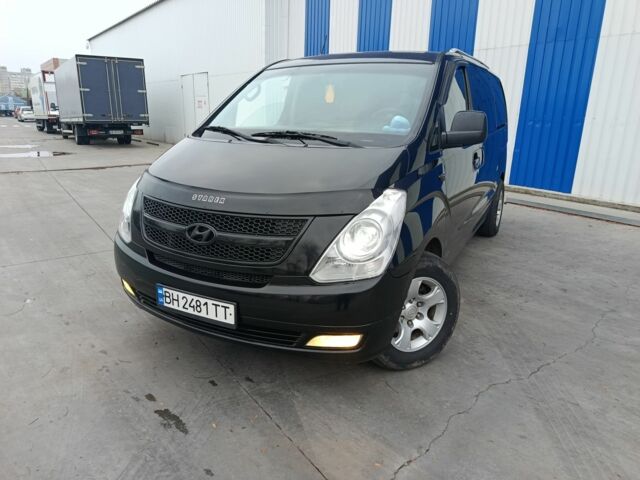 Черный Хендай Н1 (Старекс), объемом двигателя 2.5 л и пробегом 319 тыс. км за 10500 $, фото 2 на Automoto.ua