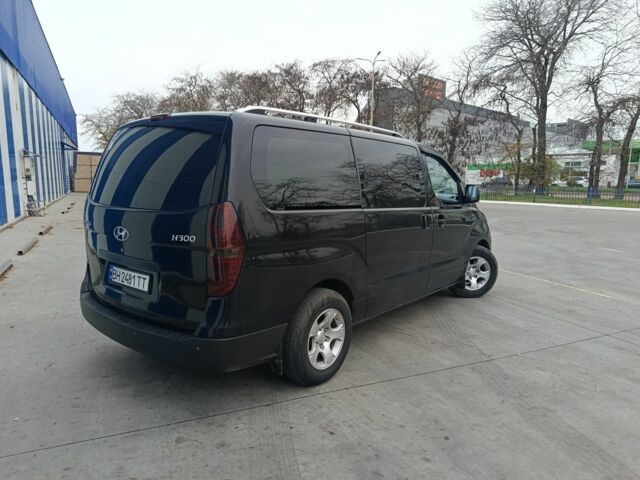 Черный Хендай Н1 (Старекс), объемом двигателя 2.5 л и пробегом 319 тыс. км за 10500 $, фото 3 на Automoto.ua