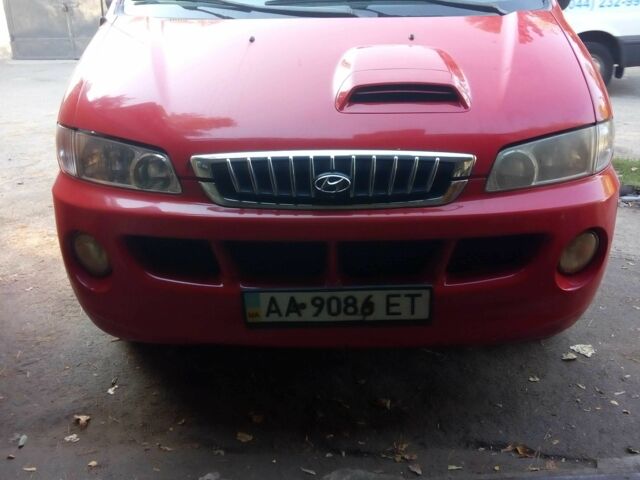 Красный Хендай Н1 (Старекс), объемом двигателя 2.5 л и пробегом 400 тыс. км за 3000 $, фото 3 на Automoto.ua