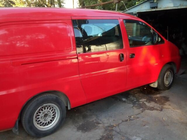 Красный Хендай Н1 (Старекс), объемом двигателя 2.5 л и пробегом 400 тыс. км за 3000 $, фото 2 на Automoto.ua