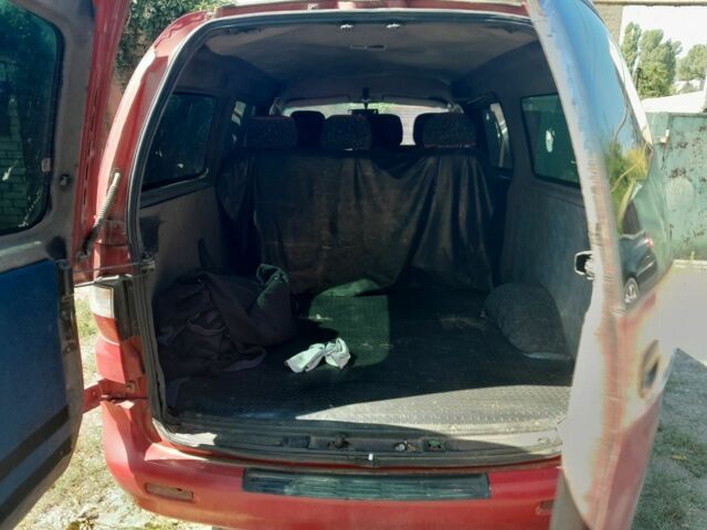 Красный Хендай Н1 (Старекс), объемом двигателя 2.5 л и пробегом 232 тыс. км за 3500 $, фото 2 на Automoto.ua