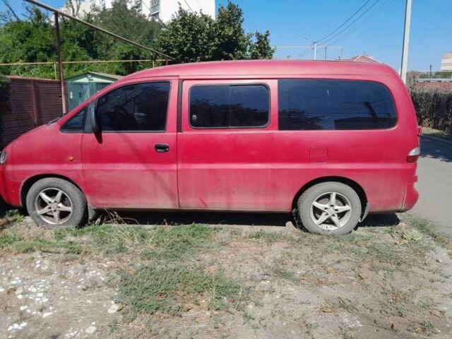 Красный Хендай Н1 (Старекс), объемом двигателя 2.5 л и пробегом 232 тыс. км за 3500 $, фото 6 на Automoto.ua