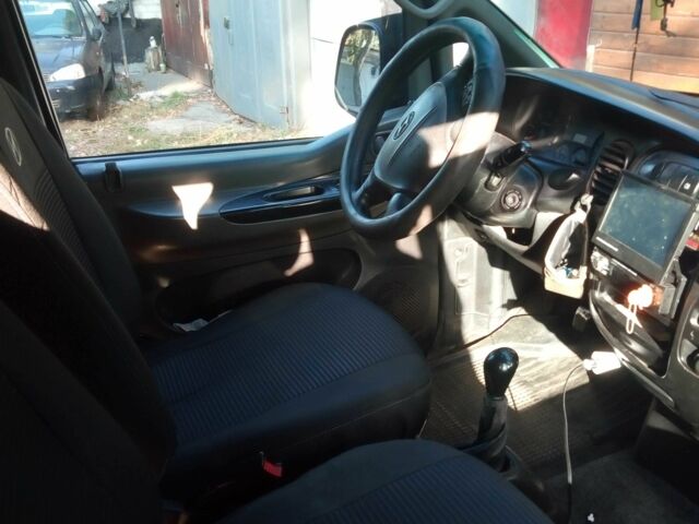 Красный Хендай Н1 (Старекс), объемом двигателя 2.5 л и пробегом 400 тыс. км за 3000 $, фото 1 на Automoto.ua