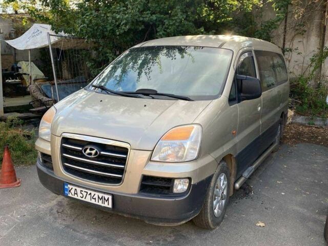 Серый Хендай Н1 (Старекс), объемом двигателя 2.5 л и пробегом 311 тыс. км за 3500 $, фото 1 на Automoto.ua
