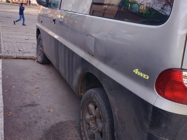 Серый Хендай Н1 (Старекс), объемом двигателя 0 л и пробегом 200 тыс. км за 1500 $, фото 2 на Automoto.ua