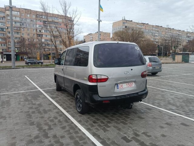Серый Хендай Н1 (Старекс), объемом двигателя 2.5 л и пробегом 300 тыс. км за 4600 $, фото 1 на Automoto.ua