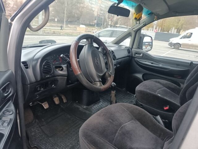 Серый Хендай Н1 (Старекс), объемом двигателя 2.5 л и пробегом 300 тыс. км за 4600 $, фото 4 на Automoto.ua