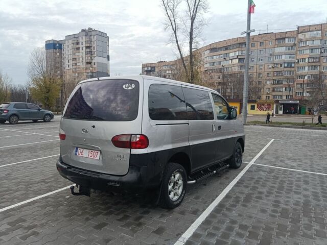 Серый Хендай Н1 (Старекс), объемом двигателя 2.5 л и пробегом 300 тыс. км за 4600 $, фото 3 на Automoto.ua