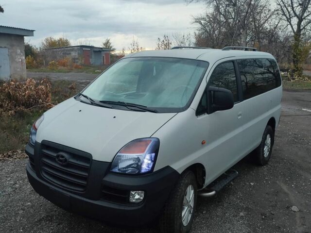 Серый Хендай Н1 (Старекс), объемом двигателя 2.5 л и пробегом 300 тыс. км за 6000 $, фото 1 на Automoto.ua
