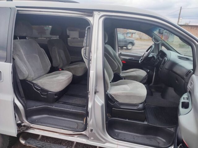 Серый Хендай Н1 (Старекс), объемом двигателя 2.5 л и пробегом 300 тыс. км за 6000 $, фото 6 на Automoto.ua