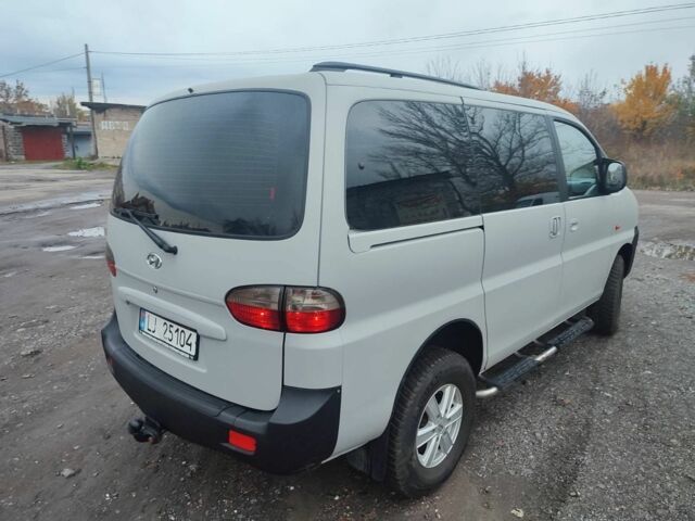 Серый Хендай Н1 (Старекс), объемом двигателя 2.5 л и пробегом 300 тыс. км за 6000 $, фото 2 на Automoto.ua