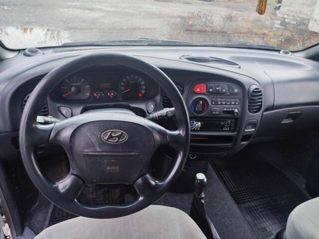 Серый Хендай Н1 (Старекс), объемом двигателя 2.5 л и пробегом 300 тыс. км за 6000 $, фото 4 на Automoto.ua