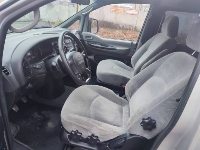 Серый Хендай Н1 (Старекс), объемом двигателя 2.5 л и пробегом 300 тыс. км за 6000 $, фото 5 на Automoto.ua