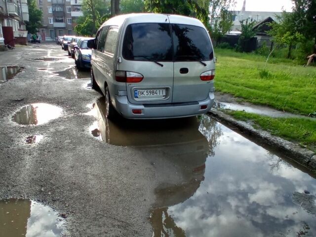 Серый Хендай Н1 (Старекс), объемом двигателя 2.4 л и пробегом 210 тыс. км за 4099 $, фото 2 на Automoto.ua