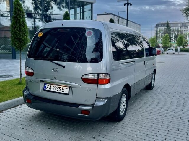 Серый Хендай Н1 (Старекс), объемом двигателя 2.4 л и пробегом 315 тыс. км за 8688 $, фото 2 на Automoto.ua