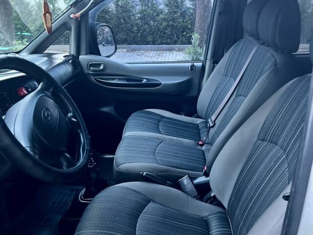 Серый Хендай Н1 (Старекс), объемом двигателя 2.4 л и пробегом 315 тыс. км за 8688 $, фото 3 на Automoto.ua