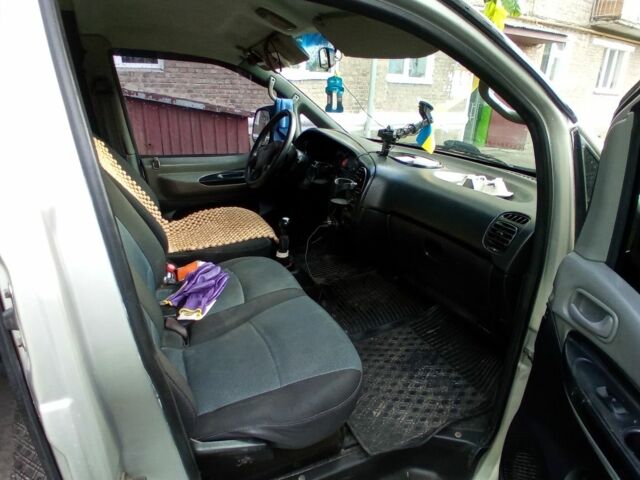 Серый Хендай Н1 (Старекс), объемом двигателя 2.4 л и пробегом 210 тыс. км за 4099 $, фото 3 на Automoto.ua