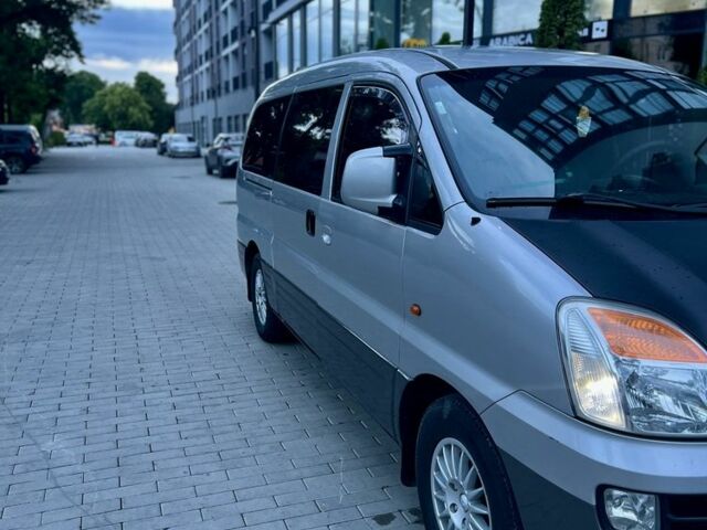 Серый Хендай Н1 (Старекс), объемом двигателя 2.4 л и пробегом 315 тыс. км за 8688 $, фото 1 на Automoto.ua