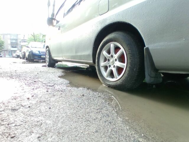 Серый Хендай Н1 (Старекс), объемом двигателя 2.4 л и пробегом 210 тыс. км за 4099 $, фото 1 на Automoto.ua