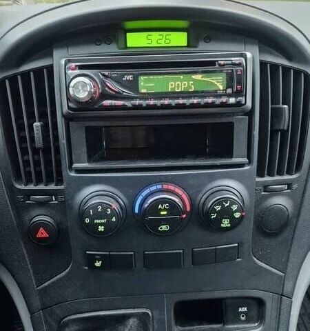 Серый Хендай Н1 (Старекс), объемом двигателя 2.5 л и пробегом 274 тыс. км за 2750 $, фото 5 на Automoto.ua