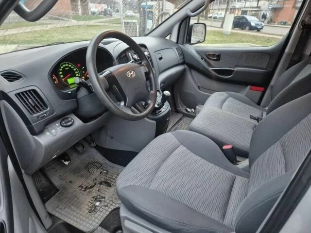 Серый Хендай Н1 (Старекс), объемом двигателя 2.5 л и пробегом 274 тыс. км за 2750 $, фото 4 на Automoto.ua