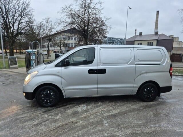 Серый Хендай Н1 (Старекс), объемом двигателя 2.5 л и пробегом 274 тыс. км за 2750 $, фото 3 на Automoto.ua