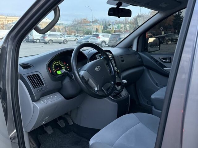 Серый Хендай Н1 (Старекс), объемом двигателя 2.5 л и пробегом 219 тыс. км за 10000 $, фото 4 на Automoto.ua