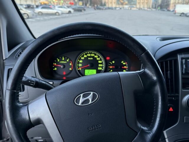 Серый Хендай Н1 (Старекс), объемом двигателя 2.5 л и пробегом 219 тыс. км за 10000 $, фото 5 на Automoto.ua