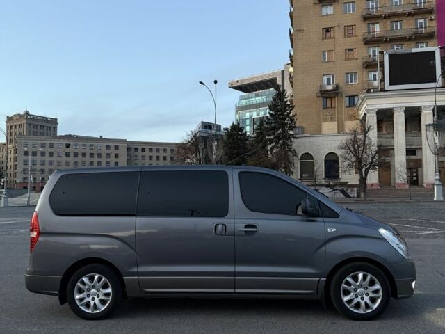 Серый Хендай Н1 (Старекс), объемом двигателя 2.5 л и пробегом 219 тыс. км за 10000 $, фото 1 на Automoto.ua