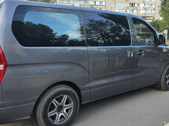 Серый Хендай Н1 (Старекс), объемом двигателя 2.5 л и пробегом 237 тыс. км за 13200 $, фото 2 на Automoto.ua