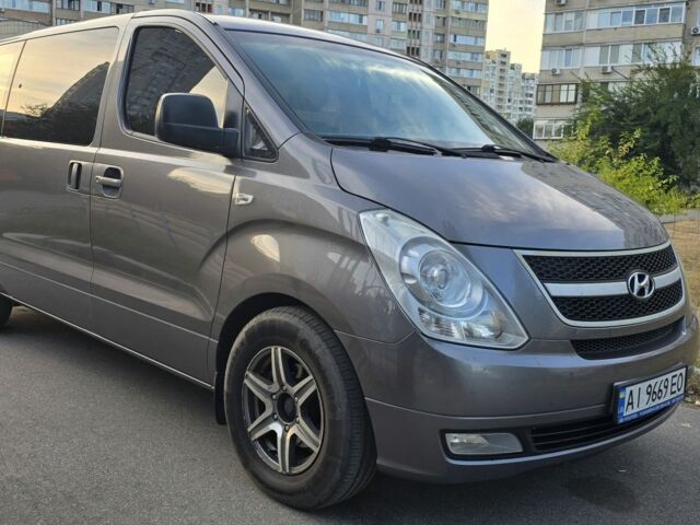Серый Хендай Н1 (Старекс), объемом двигателя 2.5 л и пробегом 237 тыс. км за 13200 $, фото 1 на Automoto.ua
